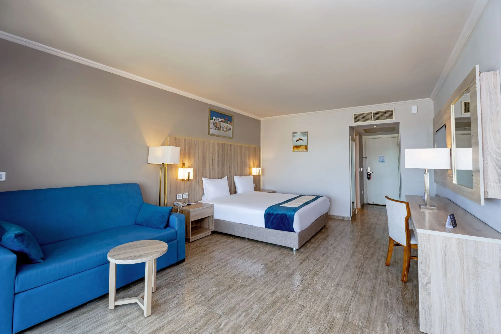 Helles Hotelzimmer mit blauen Akzenten